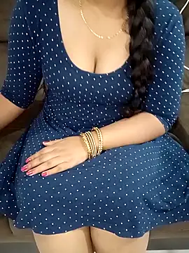 Snapshot of Mounika25 chatting on 10/17/25, 05:37 Mounika25 online show from 10/17/25, 05:37