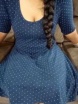 Snapshot of Mounika25 chatting on 10/24/25, 08:00 Mounika25 online show from 10/24/25, 08:00