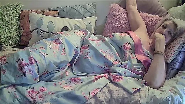 Snapshot of MaggieMoonxxx chatting on 12/29/24, 05:21 MaggieMoonxxx online show from 12/29/24, 05:21