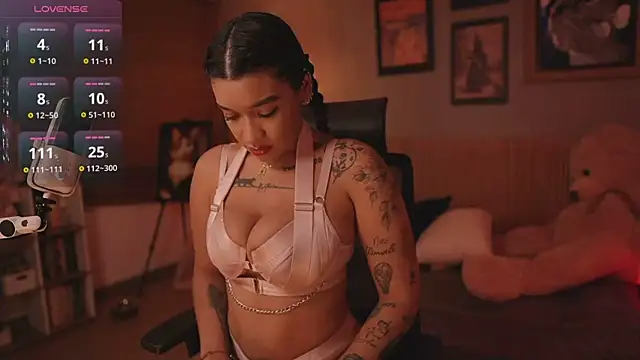 Snapshot of HannahW_ chatting on 11/22/25, 11:26 HannahW online show from 11/22/25, 11:26