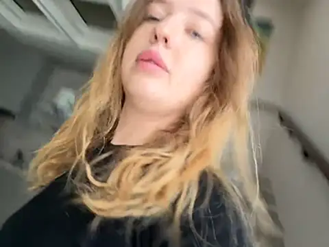 Snapshot of Nura_n_Sarah chatting on 12/18/25, 05:46 Nura n Sarah online show from 12/18/25, 05:46