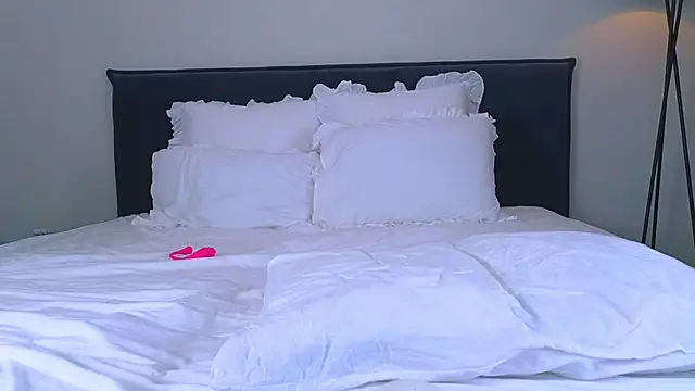 Snapshot of NicoleMarani chatting on 10/09/25, 04:43 NicoleMarani online show from 10/09/25, 04:43