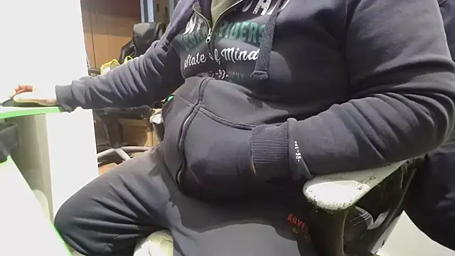 Snapshot of tipko123 chatting on 04/14/26, 01:39 tipko123 online show from 04/14/26, 01:39