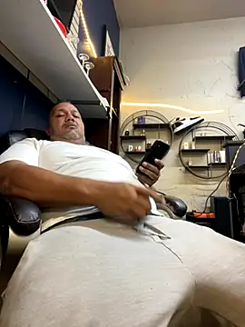 Snapshot of bigzae82 chatting on 10/01/25, 07:25 bigzae82 online show from 10/01/25, 07:25