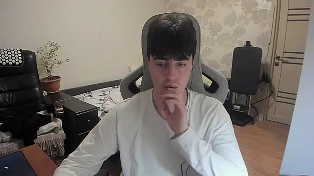 Snapshot of Knuckles17 chatting on 12/14/25, 06:08 Knuckles17 online show from 12/14/25, 06:08