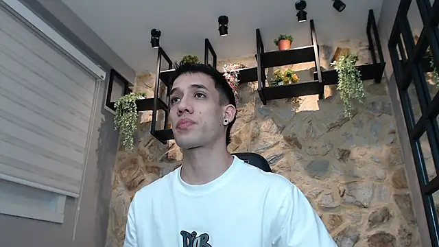 Snapshot of alexgiraldo_ chatting on 01/17/25, 11:17 alexgiraldo online show from 01/17/25, 11:17