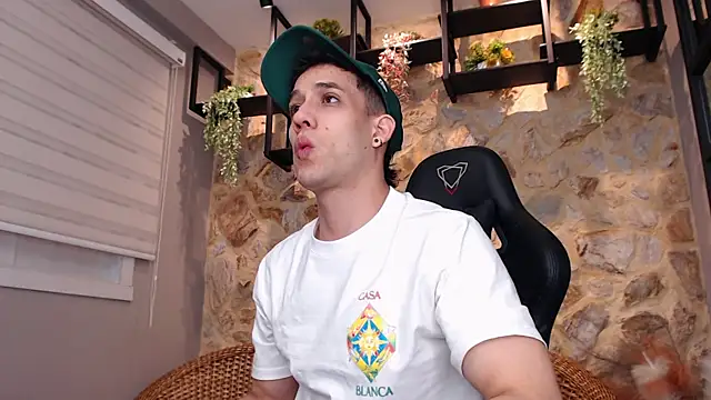 Snapshot of alexgiraldo_ chatting on 01/19/25, 11:12 alexgiraldo online show from 01/19/25, 11:12