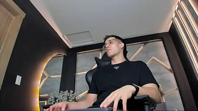 Snapshot of alexgiraldo_ chatting on 01/27/25, 02:46 alexgiraldo online show from 01/27/25, 02:46