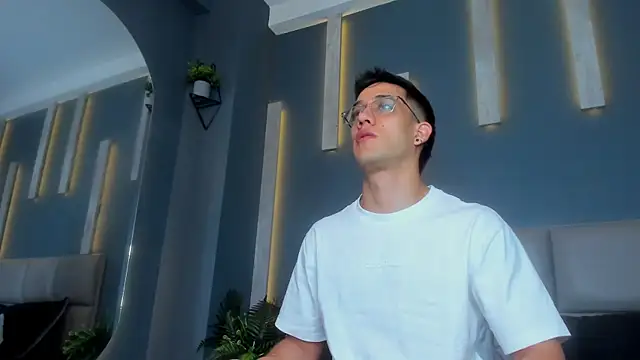 Snapshot of alexgiraldo_ chatting on 02/05/25, 11:23 alexgiraldo online show from 02/05/25, 11:23