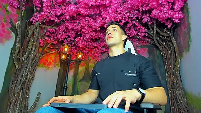 Snapshot of alexgiraldo_ chatting on 02/13/25, 11:17 alexgiraldo online show from 02/13/25, 11:17