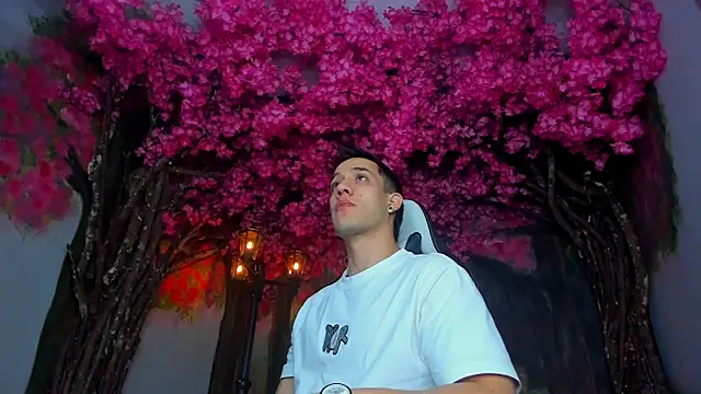 Snapshot of alexgiraldo_ chatting on 02/15/25, 11:28 alexgiraldo online show from 02/15/25, 11:28