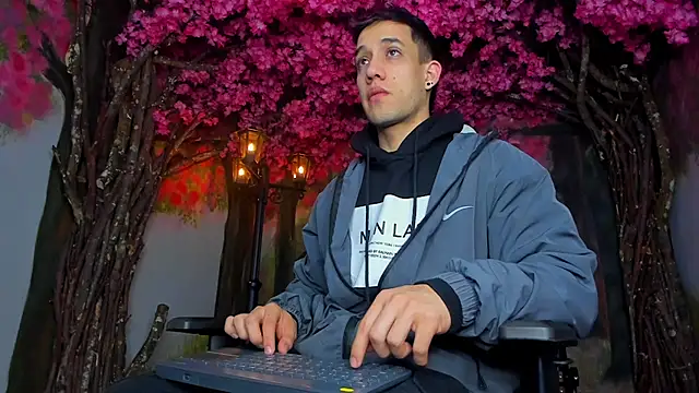 Snapshot of alexgiraldo_ chatting on 02/16/25, 11:27 alexgiraldo online show from 02/16/25, 11:27