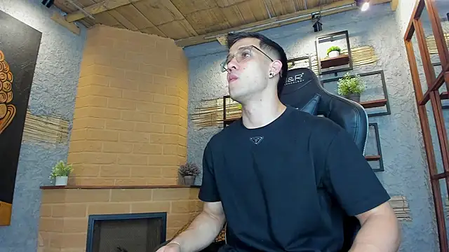 Snapshot of alexgiraldo_ chatting on 02/19/25, 11:17 alexgiraldo online show from 02/19/25, 11:17