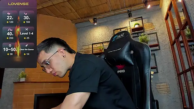 Snapshot of alexgiraldo_ chatting on 02/19/25, 02:23 alexgiraldo online show from 02/19/25, 02:23