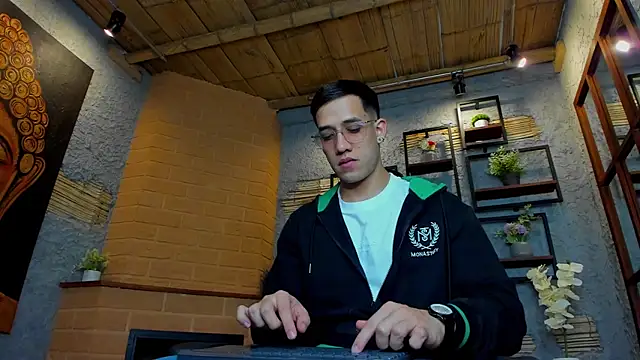 Snapshot of alexgiraldo_ chatting on 02/21/25, 11:22 alexgiraldo online show from 02/21/25, 11:22