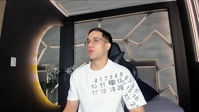 Snapshot of alexgiraldo_ chatting on 02/24/25, 11:21 alexgiraldo online show from 02/24/25, 11:21