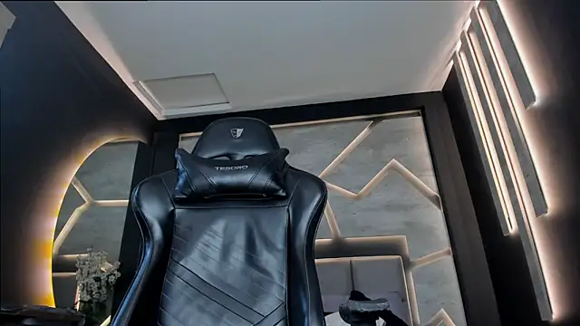 Snapshot of alexgiraldo_ chatting on 02/24/25, 08:36 alexgiraldo online show from 02/24/25, 08:36