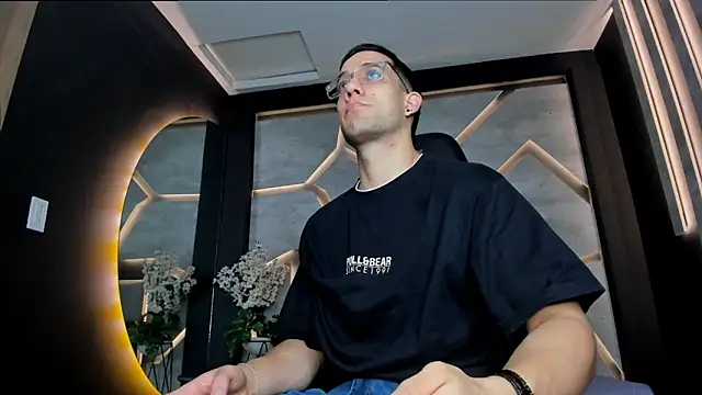 Snapshot of alexgiraldo_ chatting on 02/25/25, 11:30 alexgiraldo online show from 02/25/25, 11:30