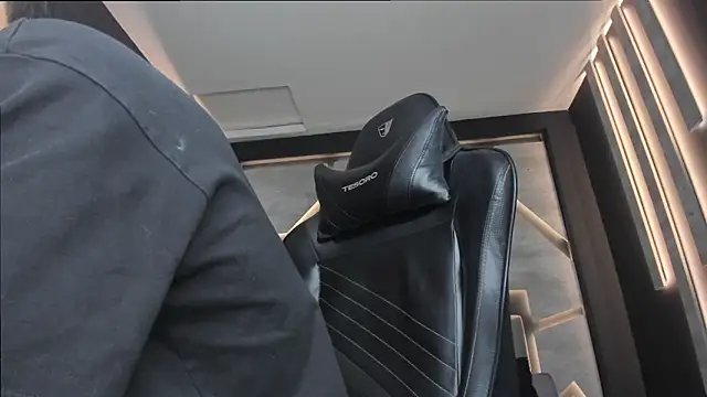 Snapshot of alexgiraldo_ chatting on 02/27/25, 02:21 alexgiraldo online show from 02/27/25, 02:21