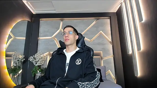 Snapshot of alexgiraldo_ chatting on 02/28/25, 11:14 alexgiraldo online show from 02/28/25, 11:14