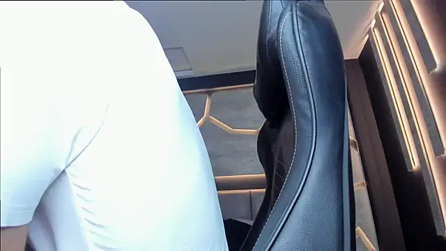 Snapshot of alexgiraldo_ chatting on 02/28/25, 02:42 alexgiraldo online show from 02/28/25, 02:42