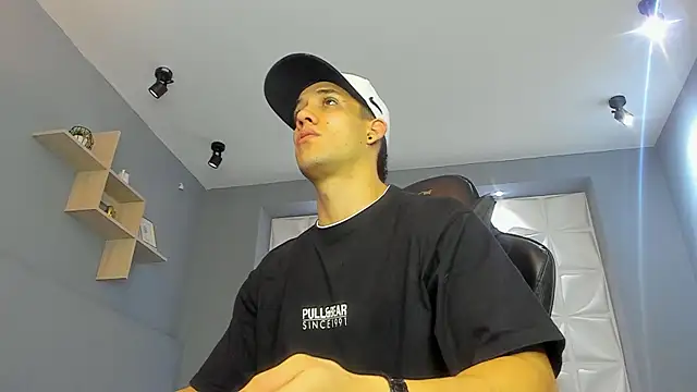 Snapshot of alexgiraldo_ chatting on 03/13/25, 11:19 alexgiraldo online show from 03/13/25, 11:19