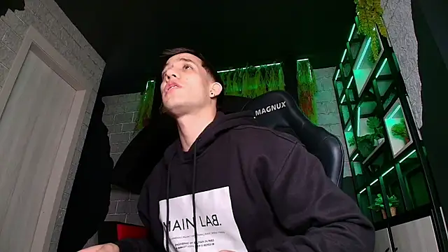 Snapshot of alexgiraldo_ chatting on 03/17/25, 02:56 alexgiraldo online show from 03/17/25, 02:56