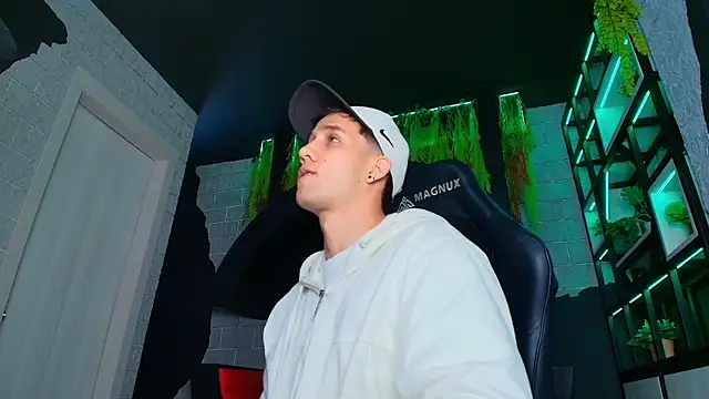 Snapshot of alexgiraldo_ chatting on 03/18/25, 02:37 alexgiraldo online show from 03/18/25, 02:37