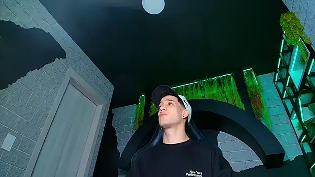 Snapshot of alexgiraldo_ chatting on 03/19/25, 11:17 alexgiraldo online show from 03/19/25, 11:17