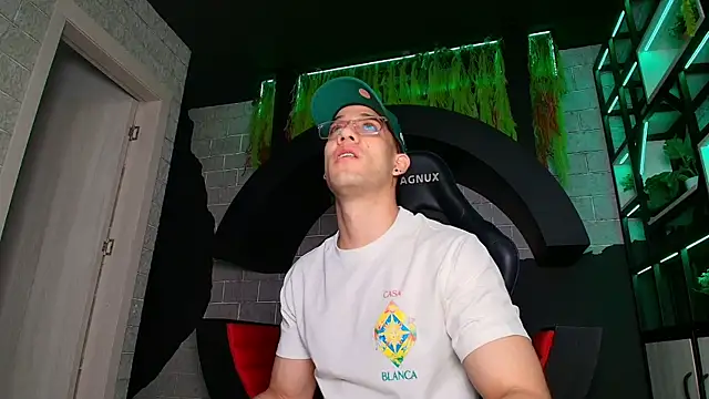 Snapshot of alexgiraldo_ chatting on 03/22/25, 11:21 alexgiraldo online show from 03/22/25, 11:21