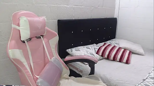 jade04 roberts online show from 10/21/25, 02:18