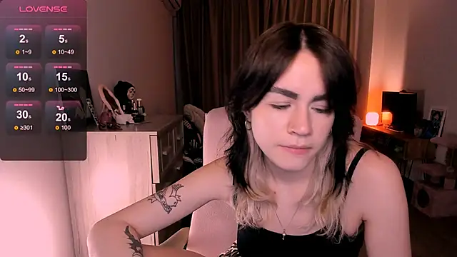 Snapshot of _selectrra chatting on 03/10/25, 02:48  selectrra online show from 03/10/25, 02:48