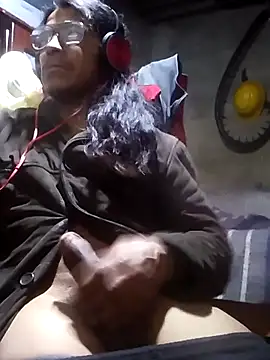 Snapshot of davidatration15 chatting on 10/18/25, 02:47 davidatration15 online show from 10/18/25, 02:47