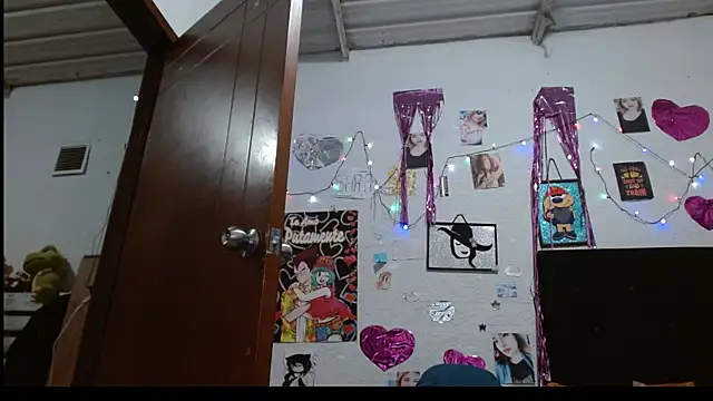 Snapshot of Saray_extrovert_ chatting on 02/13/25, 04:11 Saray extrovert online show from 02/13/25, 04:11