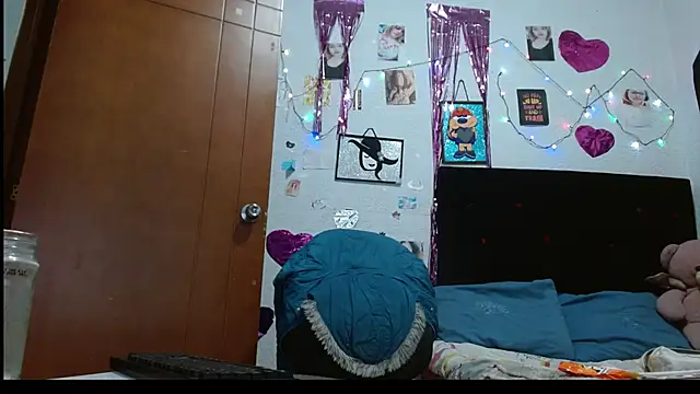 Snapshot of Saray_extrovert_ chatting on 02/18/25, 09:43 Saray extrovert online show from 02/18/25, 09:43