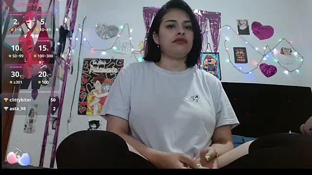 Snapshot of Saray_extrovert_ chatting on 03/15/25, 07:31 Saray extrovert online show from 03/15/25, 07:31