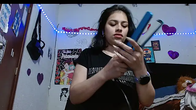 Snapshot of Saray_extrovert_ chatting on 10/05/25, 01:15 Saray extrovert online show from 10/05/25, 01:15