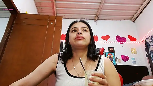 Snapshot of Saray_extrovert_ chatting on 04/16/26, 04:24 Saray extrovert online show from 04/16/26, 04:24