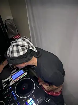 Snapshot of PeterGrandee chatting on 12/26/24, 01:51 PeterGrandee online show from 12/26/24, 01:51