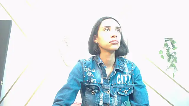 Snapshot of RoxanaCyrano_ chatting on 12/17/25, 08:04 RoxanaCyrano online show from 12/17/25, 08:04