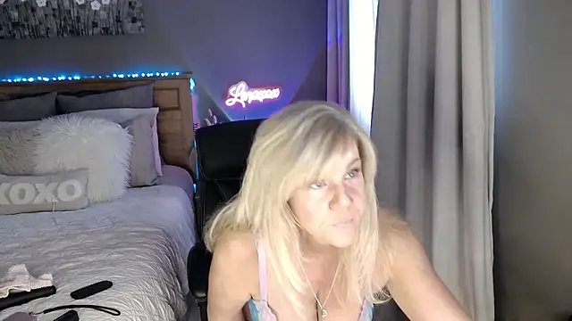 Snapshot of Lenaxox chatting on 03/19/26, 03:05 Lenaxox online show from 03/19/26, 03:05