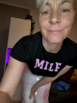 Snapshot of DarleenHot chatting on 12/22/25, 03:31 DarleenHot online show from 12/22/25, 03:31