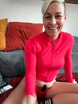 Snapshot of DarleenHot chatting on 02/17/26, 08:55 DarleenHot online show from 02/17/26, 08:55