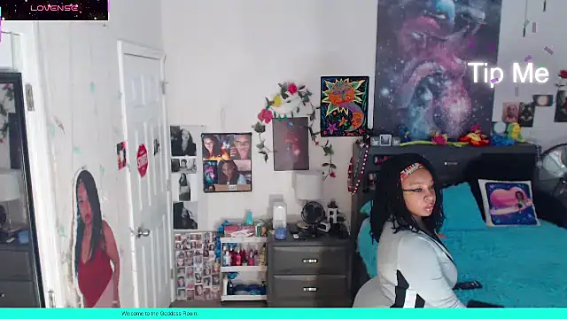 Snapshot of temptressbeauty24 chatting on 11/05/25, 04:01 temptressbeauty24 online show from 11/05/25, 04:01