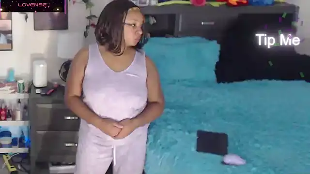 Snapshot of temptressbeauty24 chatting on 11/14/25, 05:17 temptressbeauty24 online show from 11/14/25, 05:17