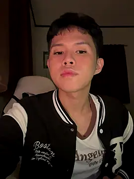 Snapshot of Plaxtique chatting on 10/17/25, 10:18 Plaxtique online show from 10/17/25, 10:18