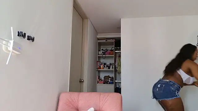 Snapshot of hanarousse chatting on 10/22/25, 01:44 hanarousse online show from 10/22/25, 01:44