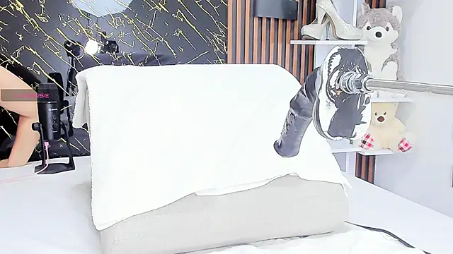 Snapshot of _julyy_ chatting on 10/30/25, 08:20 julyy online show from 10/30/25, 08:20