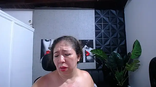 Snapshot of Valentinaa_mature chatting on 05/27/26, 10:51 Valentinaa mature online show from 05/27/26, 10:51