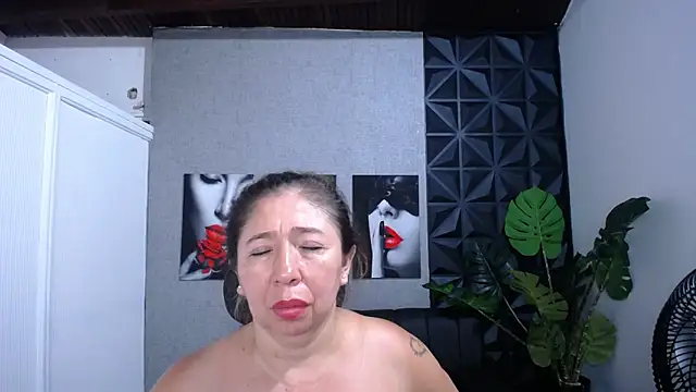 Snapshot of Valentinaa_mature chatting on 05/30/26, 10:40 Valentinaa mature online show from 05/30/26, 10:40